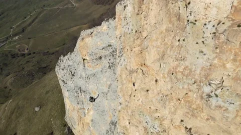 Overbah, rope jumping, a man does an acrobatic trick jumping off a cliff Stock Footage 170904363
