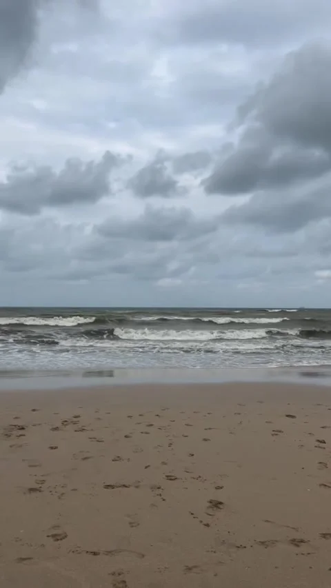 Overcast Beach With Waves Rolling In Under Dark Skies Vídeos de archivo 342264698