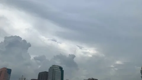 Overcast gray clouds in urban setting Vídeo Stock 133548099