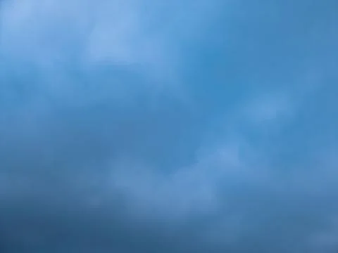 Overcast sky background with layered gray clouds and subtle natural light Fotos de archivo