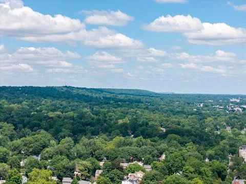 Overcast sky covering a vast cloudscape above Mount Vernon, New York. Detailed a Fotos Stock