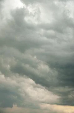 An Overcast Sky Creates Dramatic Storm Clouds &amp; Dark Atmospheric Weather Stock-Fotos