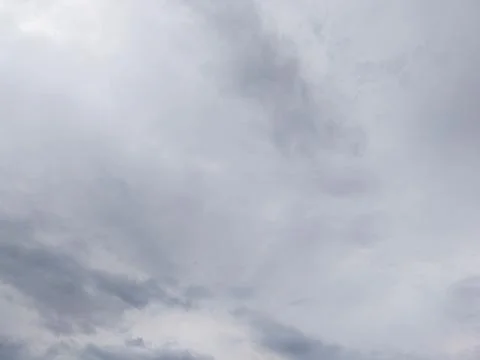 Overcast sky with dark grey clouds covering atmosphere above Mount Vernon, New Y Stock-Fotos