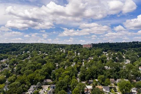Overcast sky with dark grey clouds covering atmosphere above Mount Vernon, New Y 스톡 사진