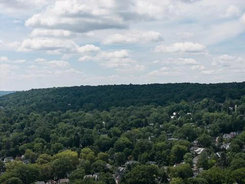 Overcast sky with light breaking through clouds above Mount Vernon, New York. De Fotos de archivo