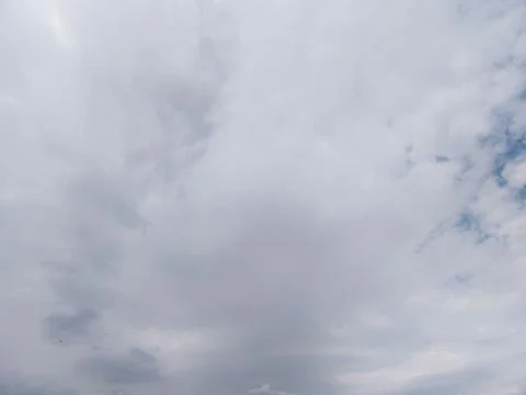 Overcast sky with scattered clouds on a grey day above Mount Vernon, New York Фото