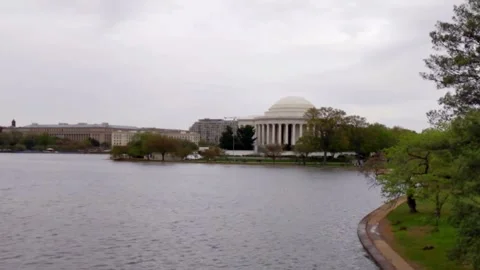 Overcast spring day panning from the Jefferson Memorial to Washington Monument Vídeo Stock 284054949