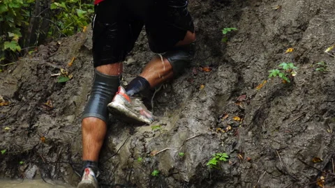 Overcome obstacle courses in water and mud. Vidéo 161699720