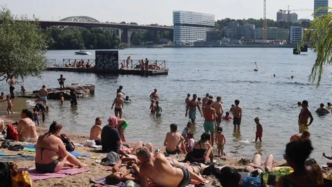 An overcrowded beach in Stockholm Video stock 130090884