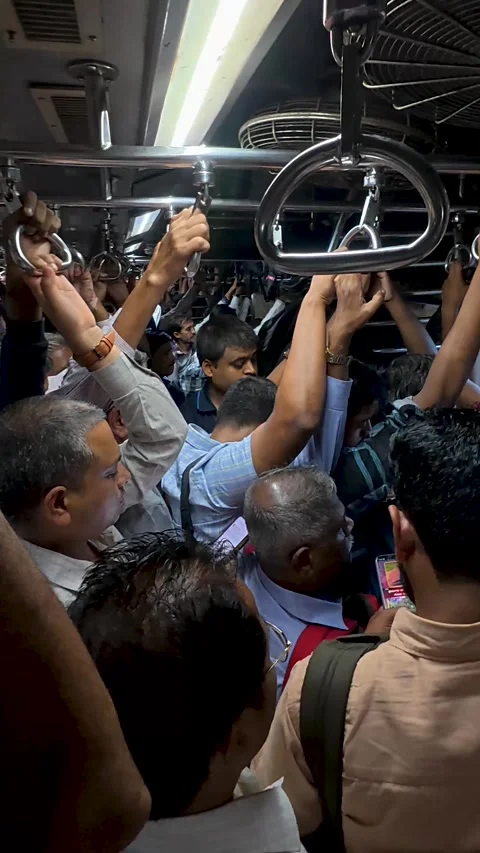 Overcrowded local train carriage during rush hour in Mumbai 库存影片 342129428