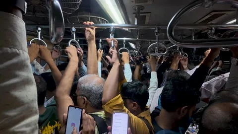 Overcrowded mumbai local train during rush hour Video stock 342129392