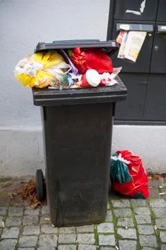 Overfilled trash can Foto stock
