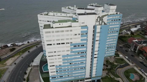 Overflight colored antique building tower front to ocean. Vidéo 152343866