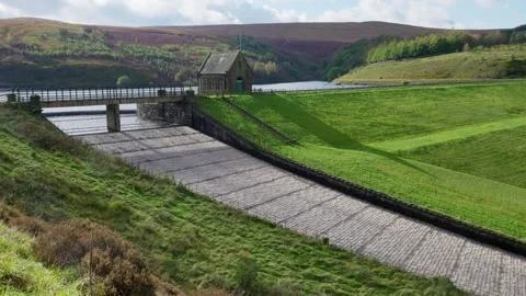 Overflow structures on a man-made dam in Yorkshire, UK. Scenery of a landsc.. 库存影片 261050653