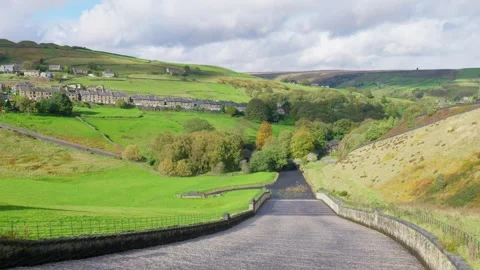 Overflow structures on a man-made dam in Yorkshire, UK. Scenery of a landsc.. Vidéo 261051784