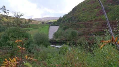 Overflow structures on a man-made dam in Yorkshire, UK. Scenery of a landsc.. Vidéo 261053023