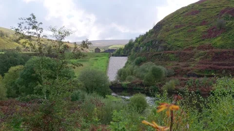 Overflow structures on a man-made dam in Yorkshire, UK. Scenery of a landsc.. Vidéo 261053032