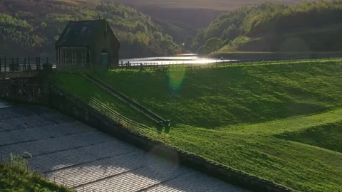 Overflow structures on a man-made dam in Yorkshire, UK. Scenery of a landsc.. Vidéo 261054933