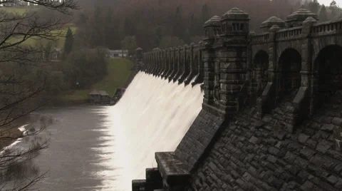 Overflow water cascading over Lake Vyrnwy dam, Powys, Wales, January 28th 2014. Stock-Footage 34498079
