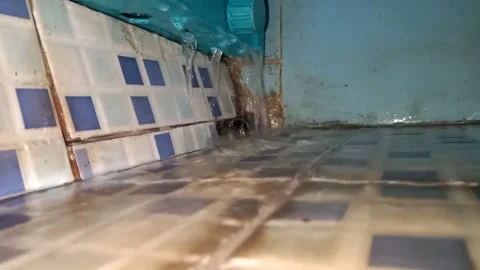 The overflow of water flows and spills over the bathroom tiles Video stock 225607328