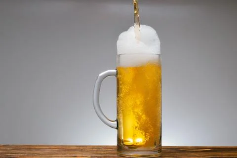 Overflowing beer mug Foto stock