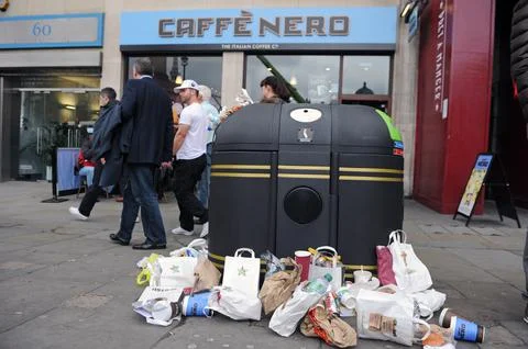 An Overflowing Bin Outside Cafe Nero By Trafalgar Square This Afternoon. Stephan Stock Photos