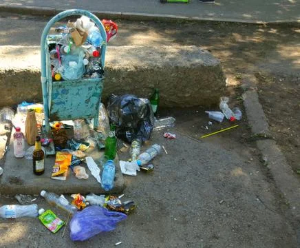 An overflowing dumpster Stock Photos