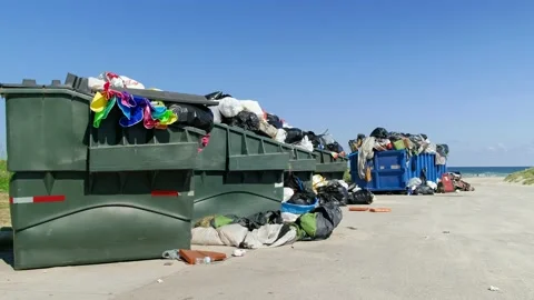 Overflowing garbage dumpsters on the beach Video stock 132992228