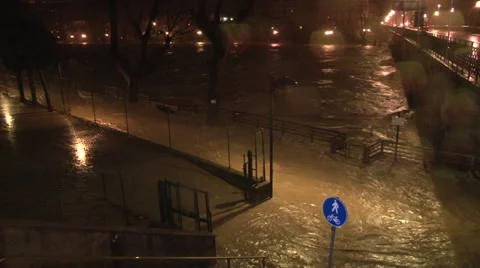 Overflowing river reaching alert level Video stock 37090480