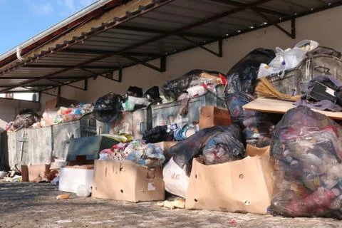 Overflowing trash containers Stockfoto's