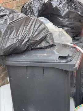 Overflowing wheelie bin Stock Photos