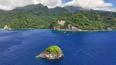 Overflying "Rocher de la Perle" to Anse Couleuvre Beach, Martinique Stock-Footage 333114656