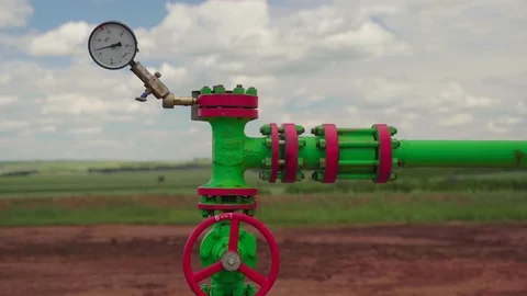 The overground drive for a reciprocating piston pump in an oil well. clouse up Stock Footage 113540943