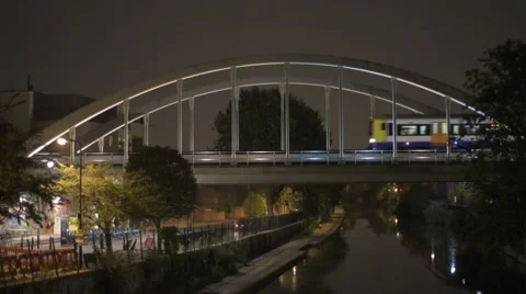 Overground train on a bridge in London Vídeo Stock 41684036