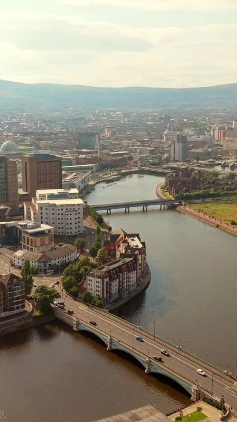 Overhead 60FPS vertical social ratio aerial video of the Albert Bridge in 库存影片 341433904