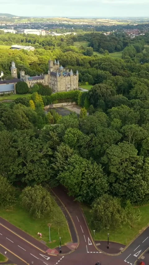 Overhead 60FPS vertical social ratio aerial video Stormont Parliament grounds Vídeo Stock 341475723