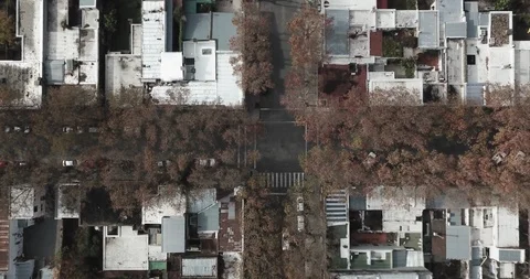 Overhead aerial descends towards intersection in Colonia de Sacramento 스톡 동영상 92185331