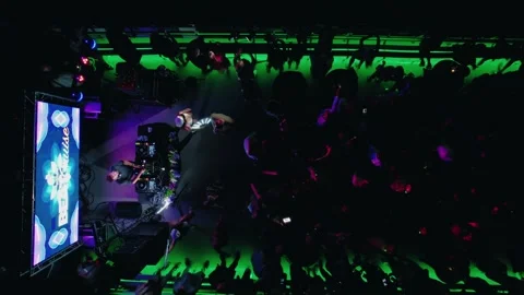 Overhead aerial of a DJ-driven boat party gliding through downtown Chicago Vidéo 320220392