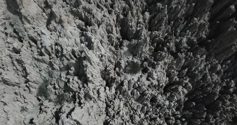 Overhead aerial glides sideways above the rock formations of Valle de la Luna Vídeos de archivo 87492811