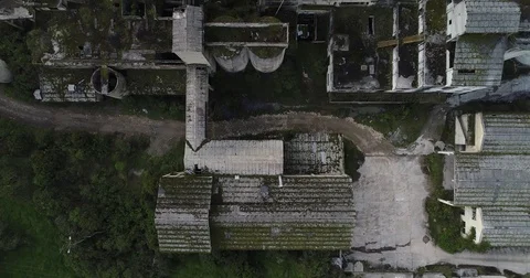 Overhead aerial shot passing over an abadoned cement factory Vídeos de archivo 77888024
