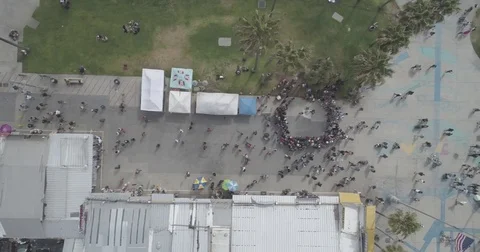Overhead aerial shot progressing down the length of the Venice Beach boardwalk Vídeos de archivo 76484042