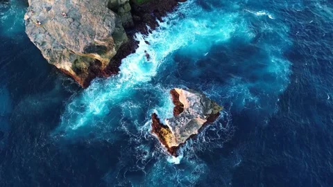 Overhead Aerial Shot of Sea Stack in Swirling Ocean Waves at Nusa Ceningan Vídeos de archivo 345827229