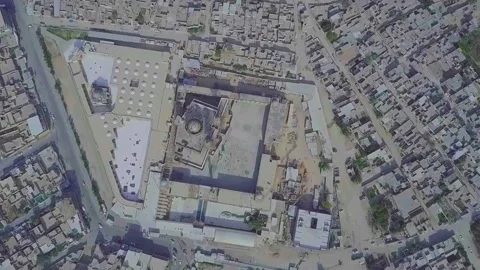 Overhead aerial view of the Al-Sahla Mosque courtyards and domed roofs in Kufa Stockbeeldmateriaal 348624853