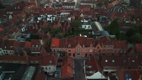 Overhead aerial view of courtyards and dense historic rooftops in Bruges Vídeo Stock 346675184