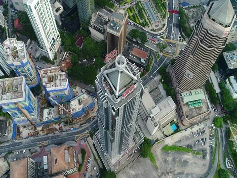 An overhead and circulating shot of tall business building in the city. Видео 80897168