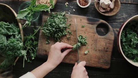 Overhead Basil Chiffonade Vídeos de archivo 78648584