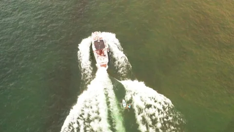 Overhead Of Boat Traversing A River Vídeo Stock 209295251