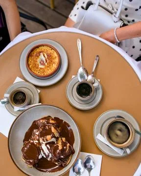 Overhead Cafe Table with Creme Brulee, Chocolate Dessert and Coffee, Paris Foto stock