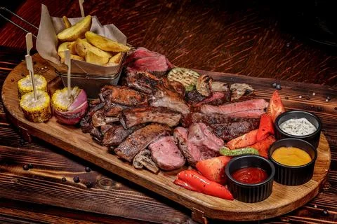 Overhead capture of a robust grill platter filled with an assortment of meats Foto stock