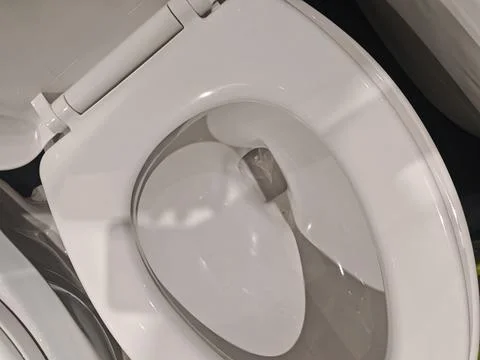 Overhead Close Up of Modern White Ceramic Toilet Bowl and Open Seat Foto stock
